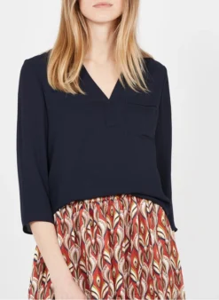 MAISON 123 Soepelvallende Top Van Twee Stoffen Met Tunesische Hals | Blauw